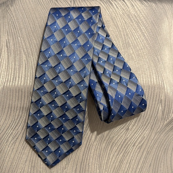 Men’s blue geometric Arrow silk tie- 60” x 3.25” - Picture 2 of 4